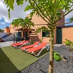 Sunrise Surf House, Big Garden, Hot Tub, Parking, Super-fast Free Wi-fi