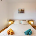 Sunrise Surf House, Big Garden, Hot Tub, Parking, Super-fast Free Wi-fi Casa de Férias *