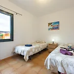 Casa de Férias Sunrise Surf House, Big Garden, Hot Tub, Parking, Super-fast Free Wi-fi Corralejo