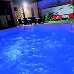 Sunrise Surf House, Big Garden, Hot Tub, Parking, Super-fast Free Wi-fi Casa de Férias *