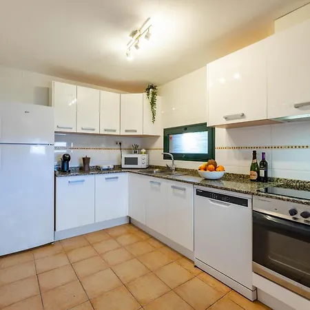 Sunrise Surf House, Big Garden, Hot Tub, Parking, Super-fast Free Wi-fi Ferienhaus Corralejo