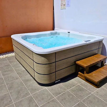 Sunrise Surf House, Big Garden, Hot Tub, Parking, Super-fast Free Wi-fi * Corralejo