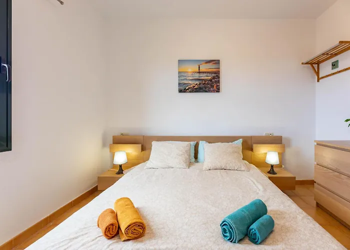 Sunrise Surf House, Big Garden, Hot Tub, Parking, Super-fast Free Wi-fi Casa vacanze *