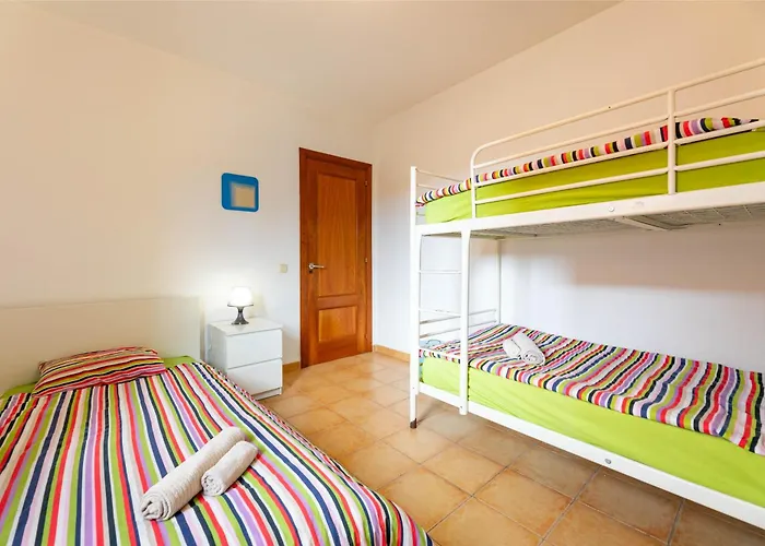 Sunrise Surf House, Big Garden, Hot Tub, Parking, Super-fast Free Wi-fi Corralejo