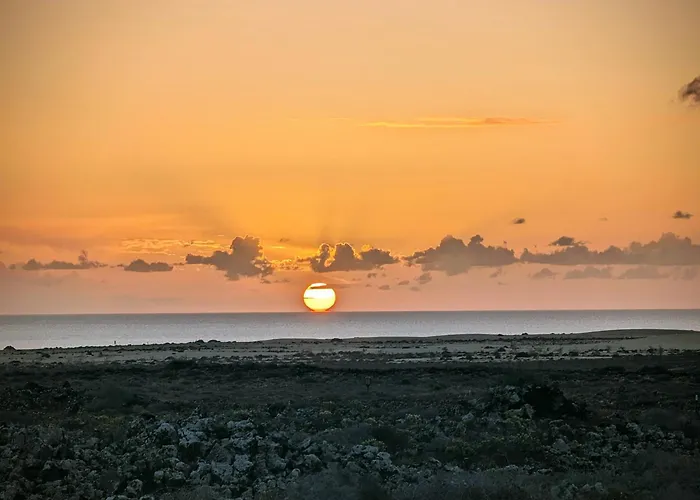 Sunrise Surf House, Big Garden, Hot Tub, Parking, Super-fast Free Wi-fi Casa vacanze